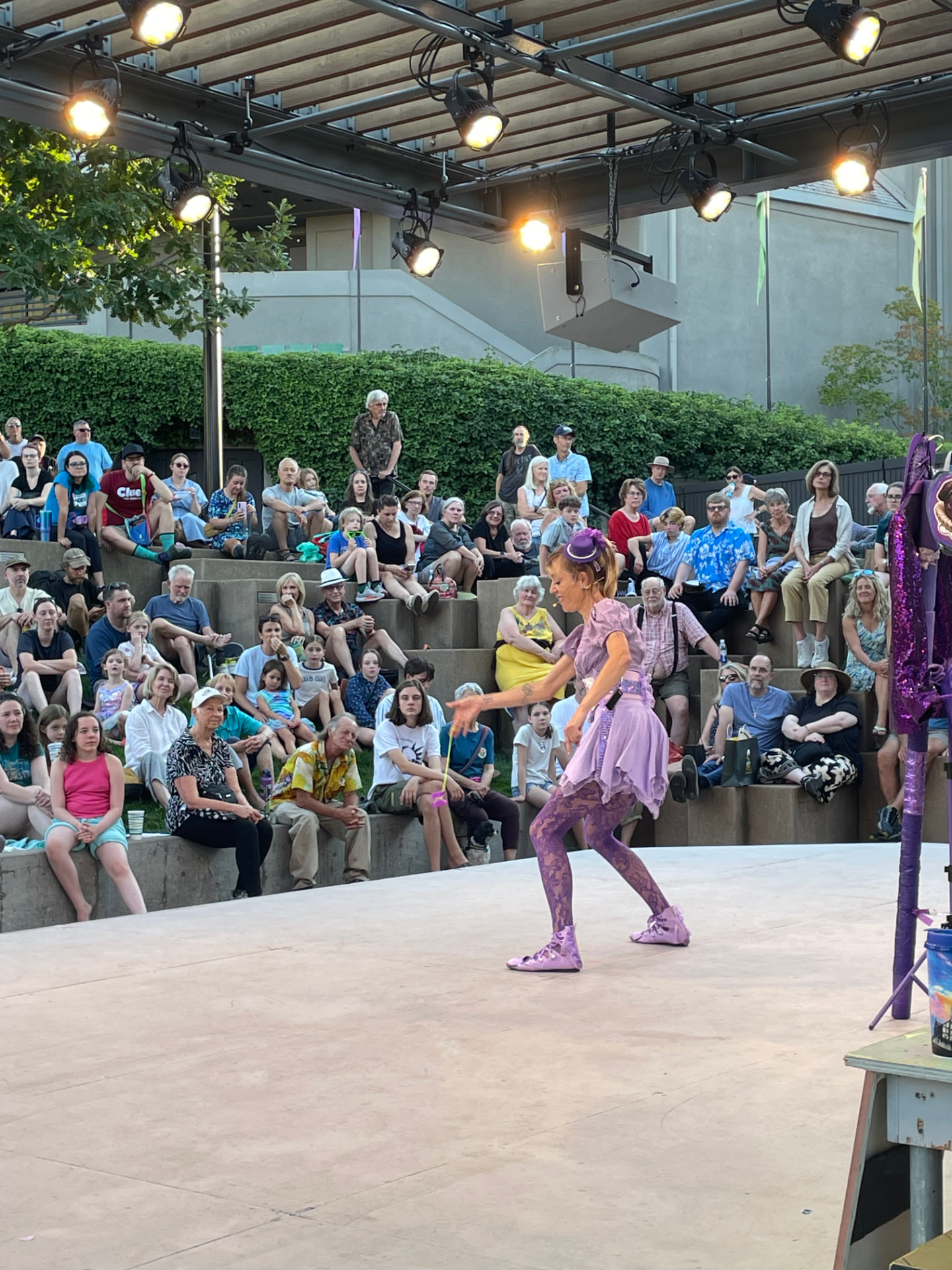 Jenifer Joy performing yo-yo tricks for a seated Green Show crowd in Ashland, Oregon